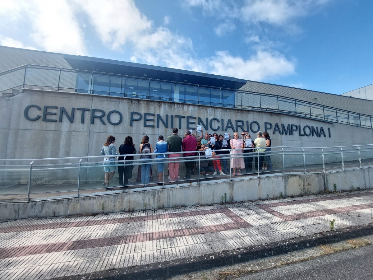 Trabajadores del Centro Penitenciario de Pamplona se concentran tras la agresión sexual a una funcionaria en Sevilla II