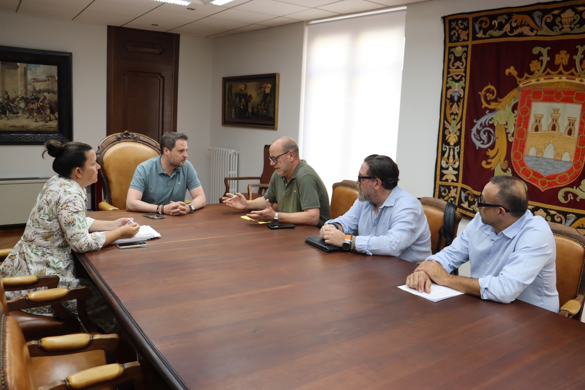 El alcalde de Tudela recibe al nuevo presidente de la Orden del Volatín, Celes Sebastián