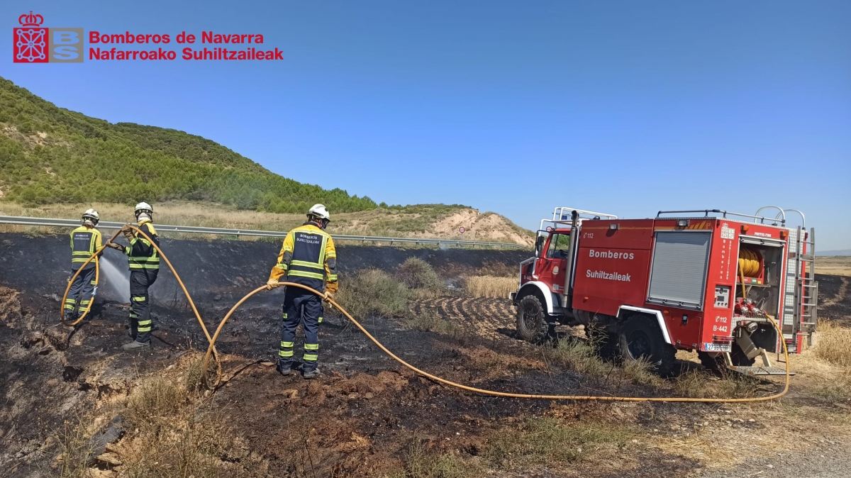 Extinguido un incendio de vegetación junto a la NA-5330 en Santacara 