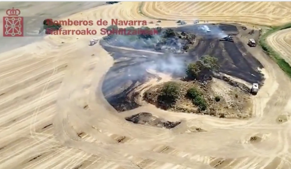 Controlado un incendio agrícola en Oteiza tras arder una empacadora en una finca de cereal cosechado