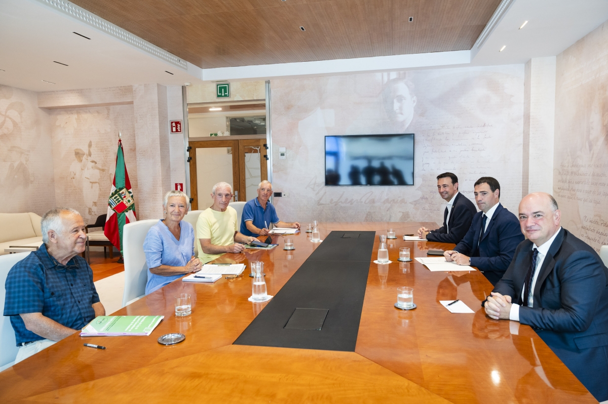 Pradales recibe a representantes del Movimiento de Pensionistas de Euskal Herria