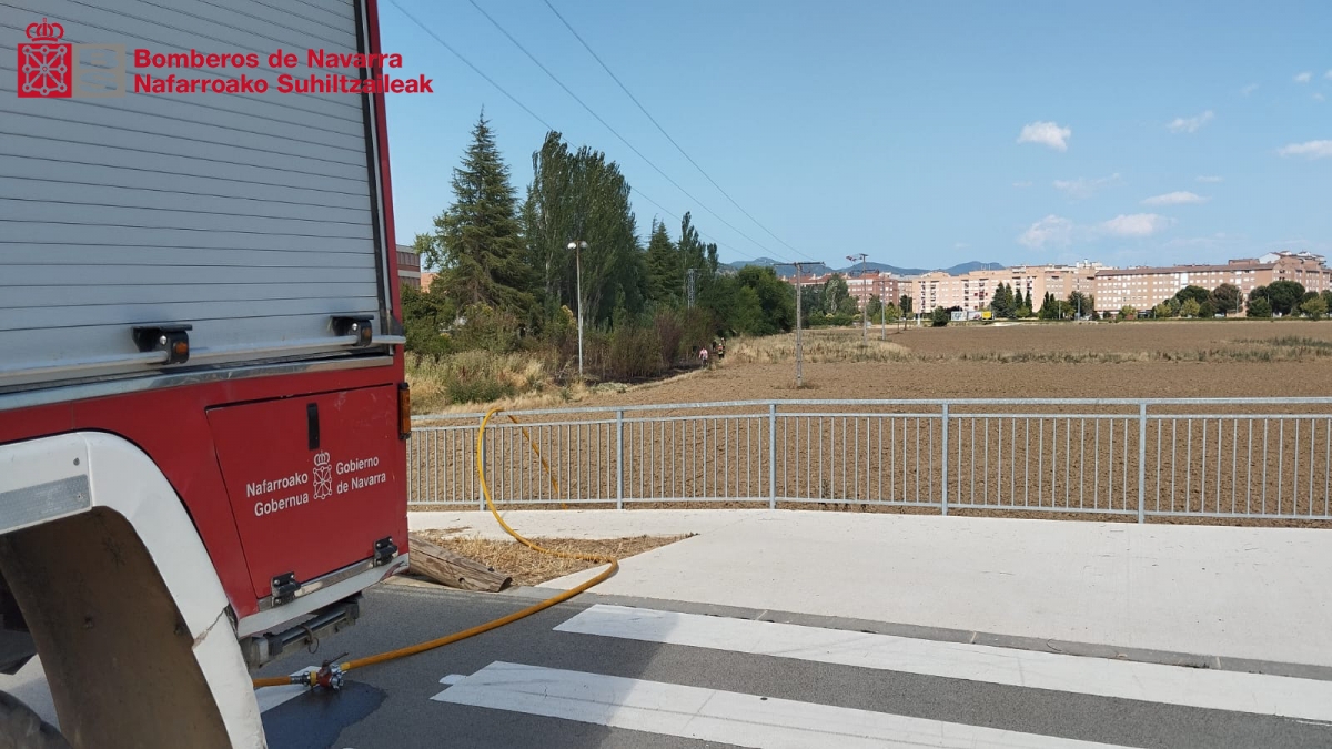 Sofocado un incendio de vegetación en Txantreagaña (Burlada)