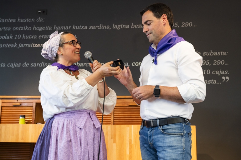 Imanol Pradales asiste al 25º aniversario de Comercios Unidos de Santurtzi y a la XXX edición de los Premios Sardina de Plata