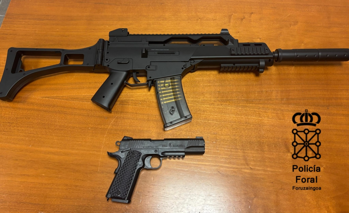 Dos denunciados en Dantxarinea por portar un subfusil y una pistola simuladas en plena vía pública