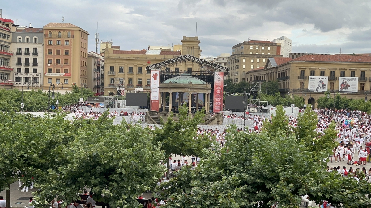 Detenido en la Plaza del Castillo tras subirse al escenario durante un concierto en el cierre de los Sanfermines