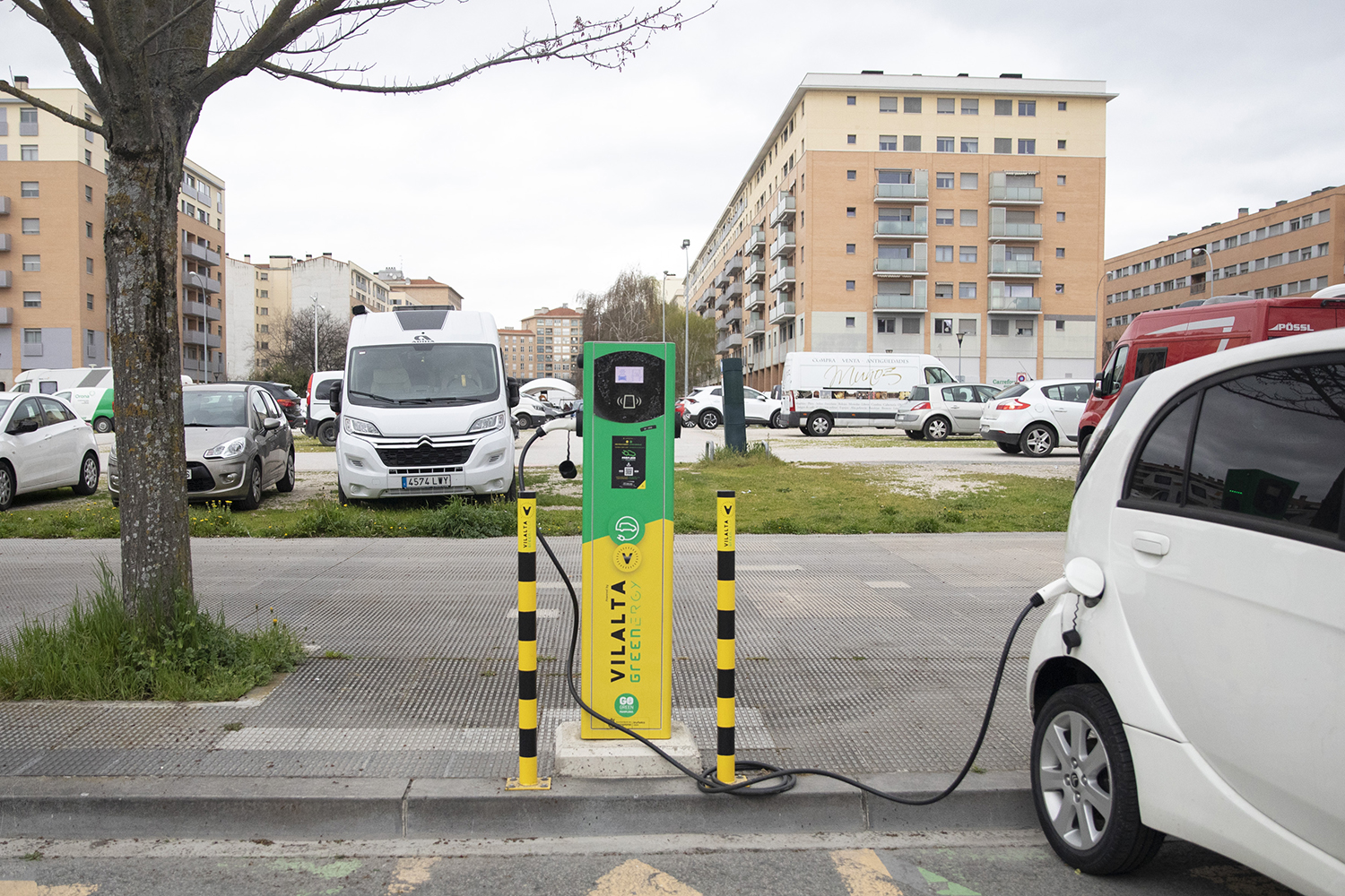 Las plazas de recargas no son parking gratuitos: Pamplona cobrará a los coches eléctricos por permanecer tras la carga