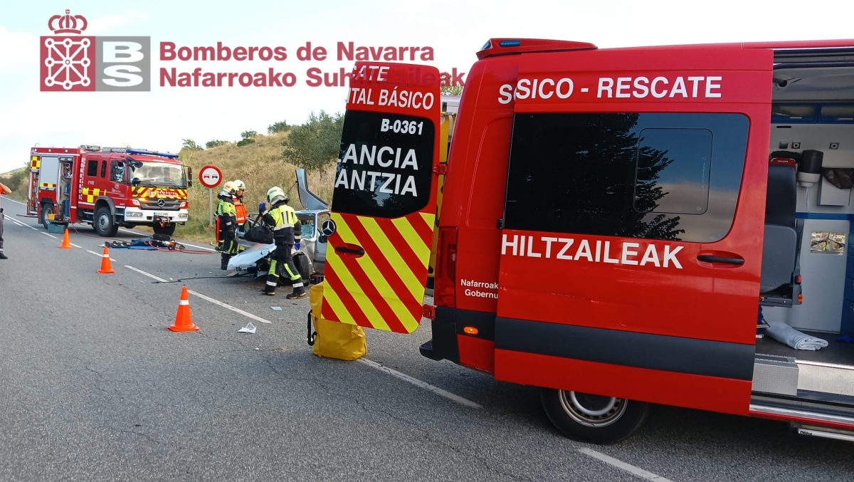 Rescatan a un conductor atrapado en un accidente en Arróniz tras chocar contra un paso de hormigón