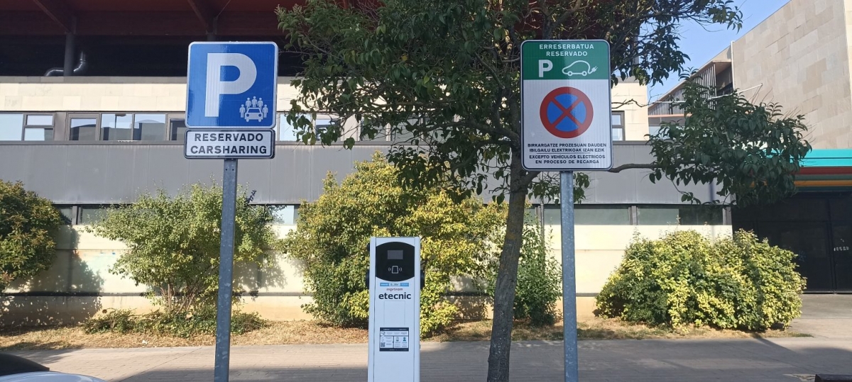 Huarte instala postes de recarga para vehículos eléctricos con bonificaciones para empadronados  