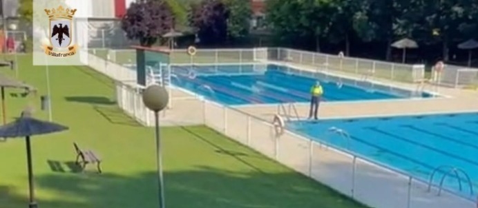 Tragedia en Villafranca: un joven muere tras ahogarse en las piscinas municipales  