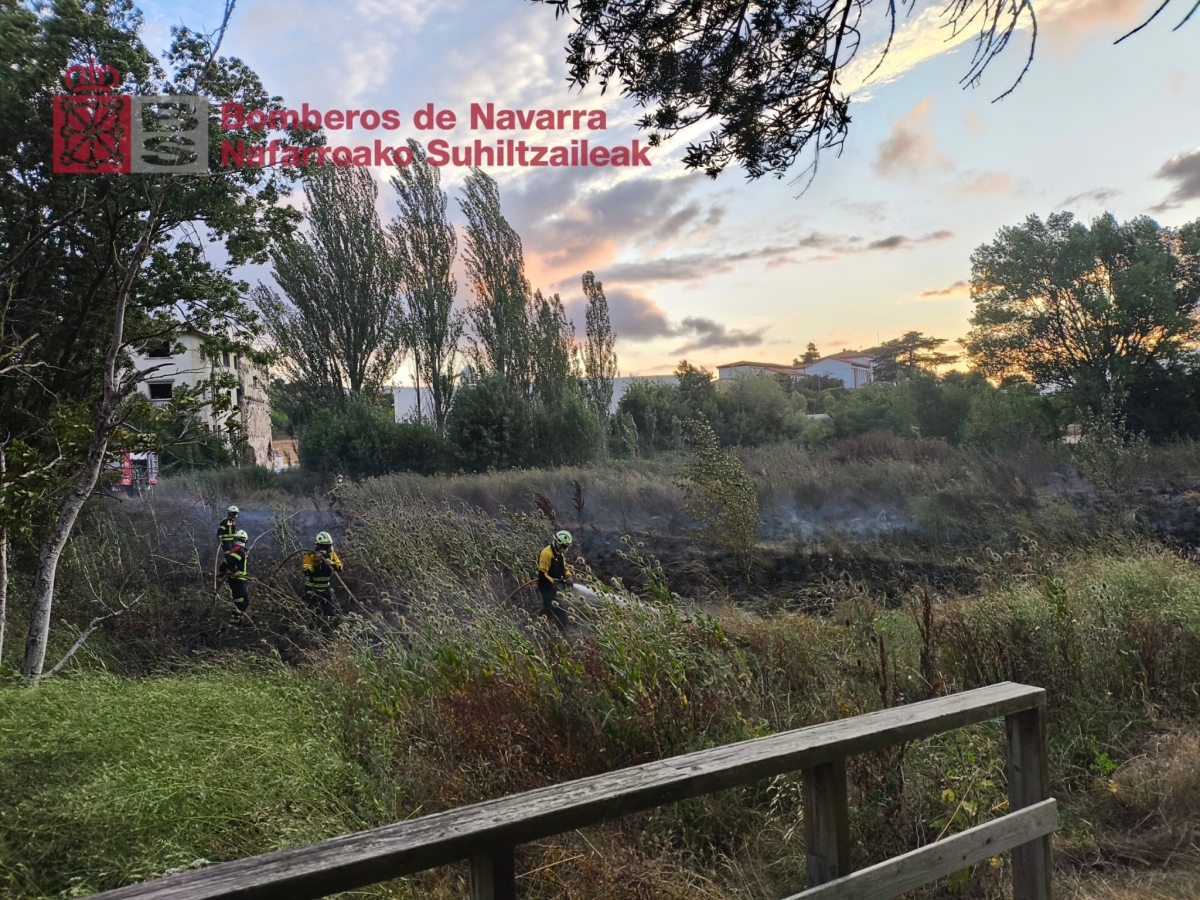 Bomberos de Navarra sofocan un incendio de maleza en Huarte cerca de la harinera
