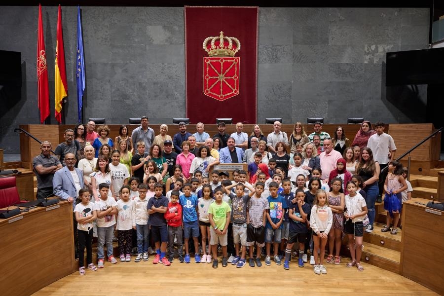 El Parlamento de Navarra da la bienvenida a 98 niños saharauis de ‘Vacaciones en Paz’