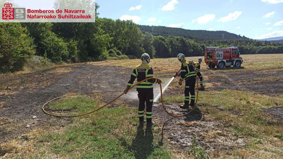 Bomberos de Navarra sofocan un incendio de vegetación en un campo de Barañáin