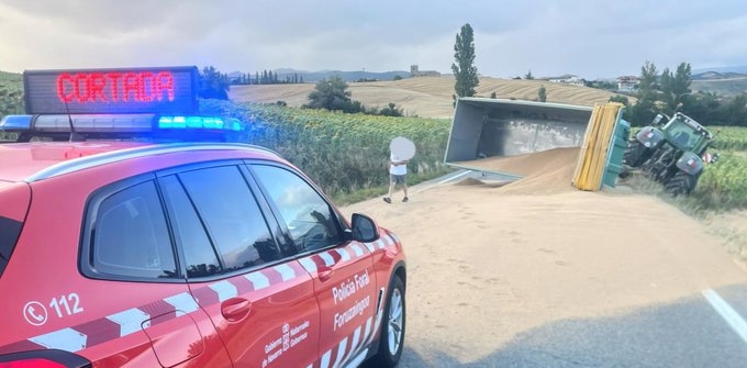 Vuelca un tractor con cereal en la NA234 entre Urroz y Campanas