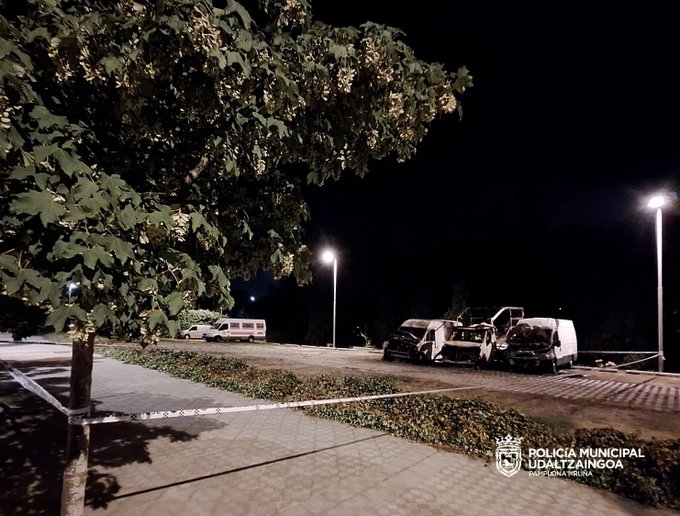 Se incendian tres furgonetas en Pamplona frente a una gasolinera: se investiga si fue provocado o fortuito