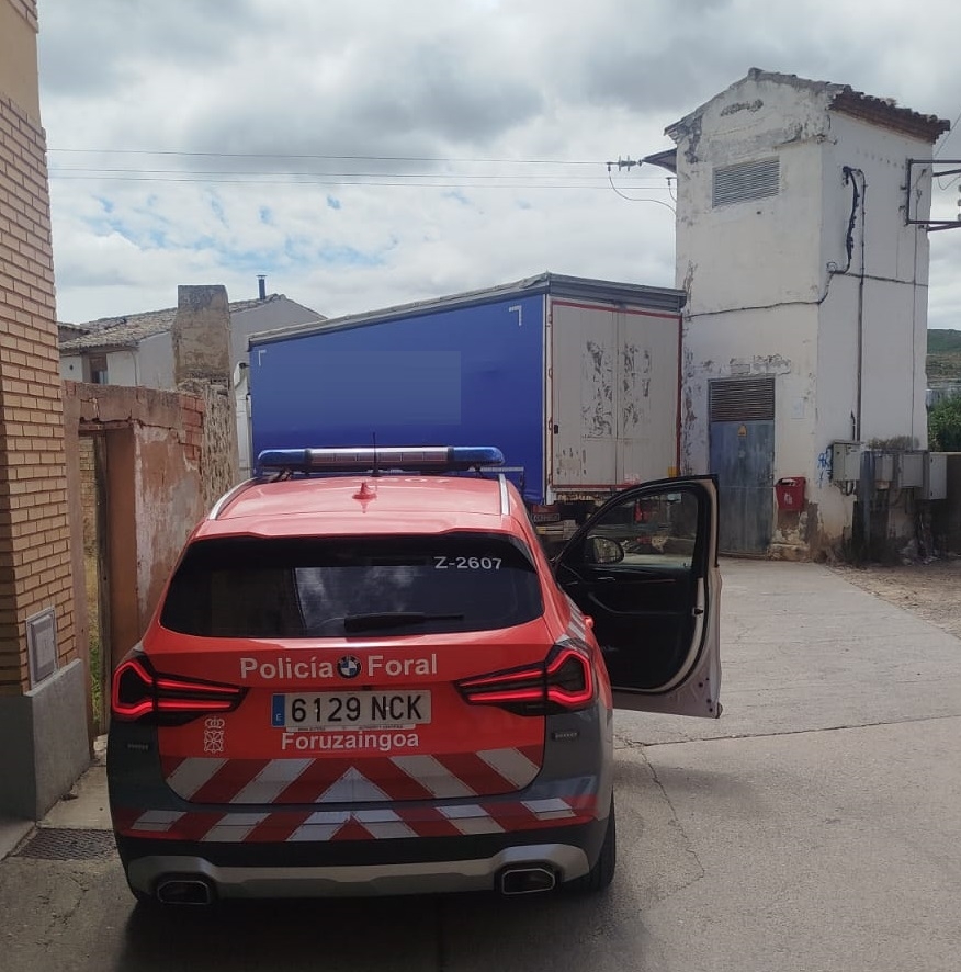 Un camión atascado en Fitero daña fachada y alumbrado público