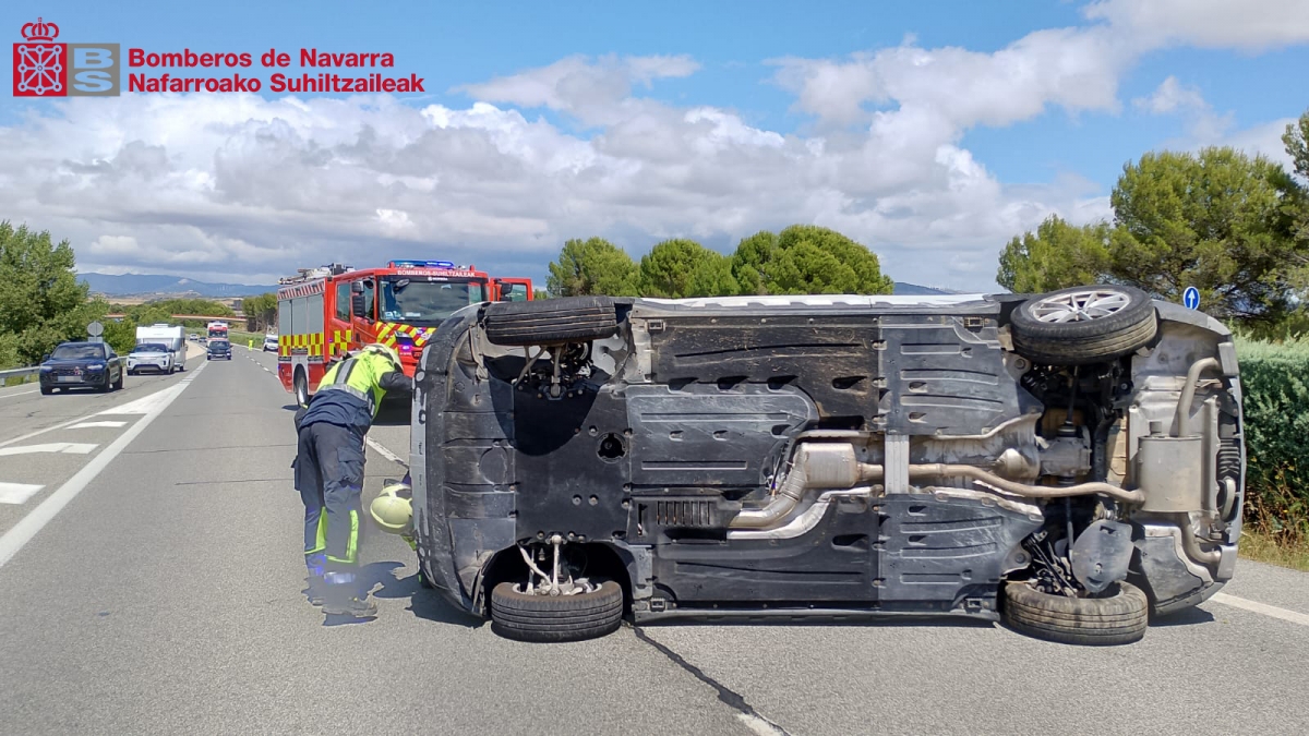 Bomberos de Tafalla atienden una salida de vía con vuelco en la AP-15 en Olite
