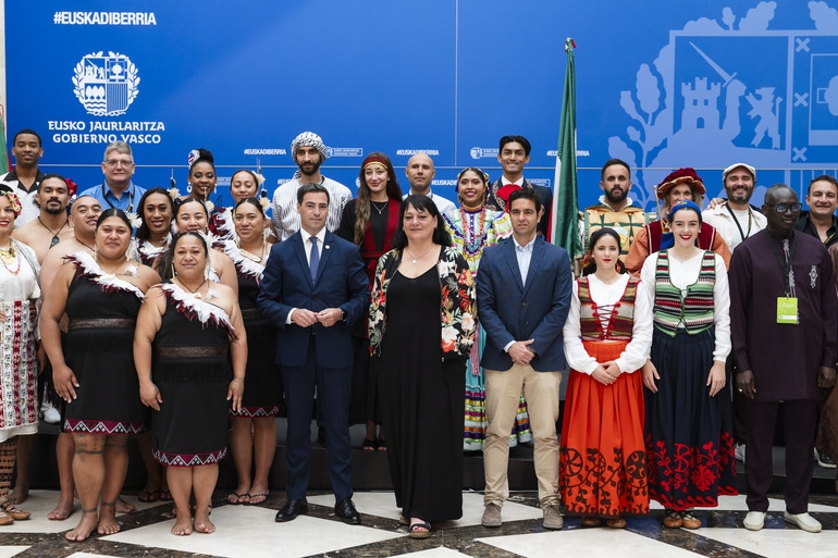 Imanol Pradales recibe a representantes del Festival Internacional de Folklore de Portugalete