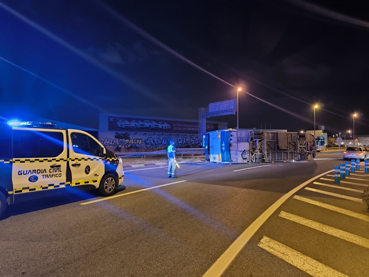 Atienden el vuelco de un autobús urbano de la Villavesa en la Ronda de Pamplona PA-30 