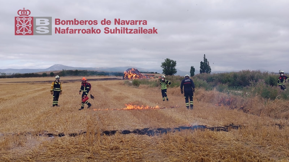 Bomberos extinguen un incendio en una pajera en Galar con apoyo aéreo y terrestre  