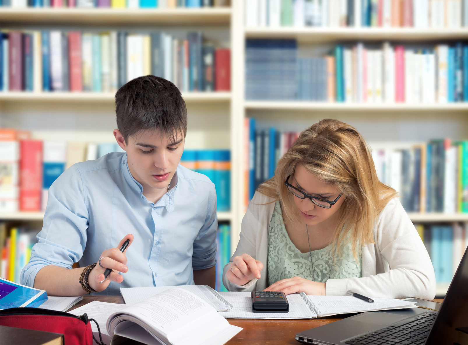1.921 estudiantes de Navarra reciben 2,5 M€ en becas universitarias
