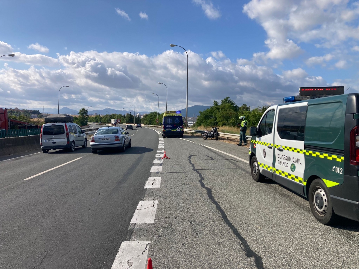 Guardia Civil atiende una colisión de motocicleta y turismo en Aranguren: un vecino del Valle de Egüés herido leve