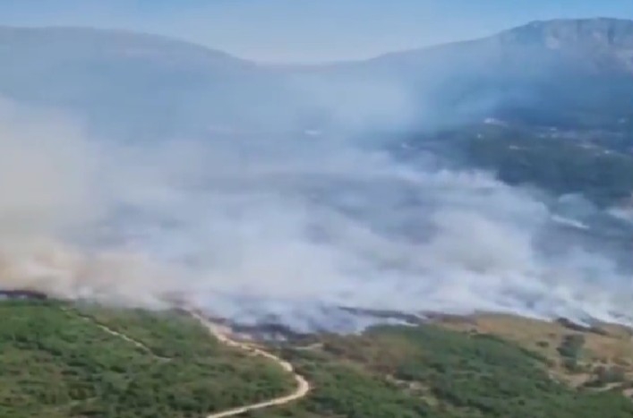 El incendio posiblemente intencionado en Ávila calcina ya 600 hectáreas y confina El Arenal por humo