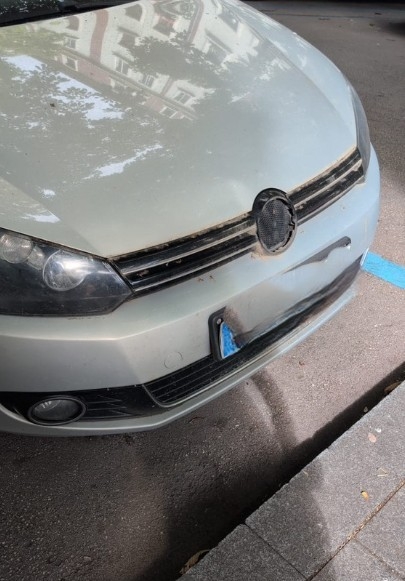 Roban logotipos de coches en las calles San Fermín y Calatayud de Pamplona causando diversos daños