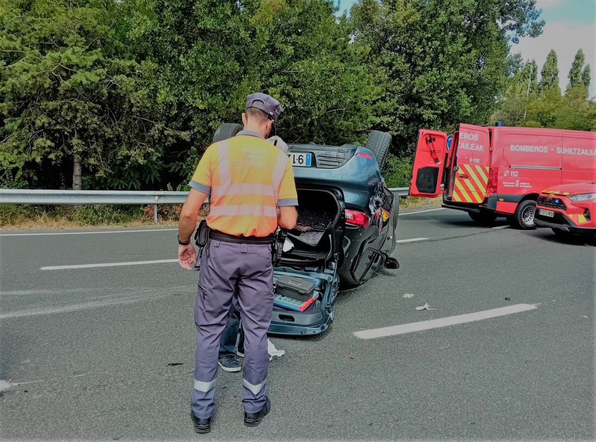 Accidente en la rotonda de Berriozar: un vuelco deja dos heridos 